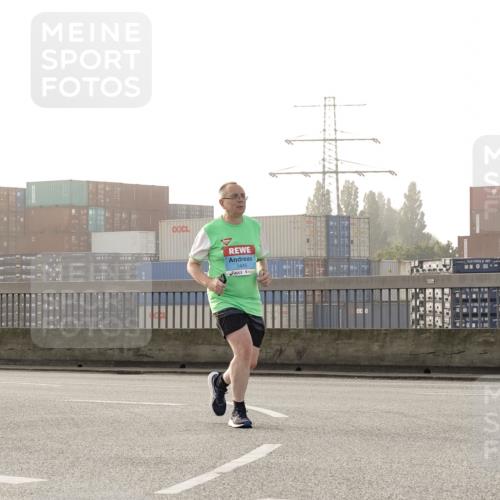 03.10.2026 - Köhlbrandbrückenlauf Michael Burmester http://msf.ph/oto/10768610 03.10.2026 09:27:22 Position 3 553, 1445, 320, 1555566453 meine-sportfotos.de