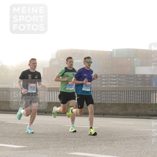 03.10.2026 - Köhlbrandbrückenlauf Michael Burmester http://msf.ph/oto/10769307 03.10.2026 09:10:09 Position 3 2131, 2026, 2106, 2111 meine-sportfotos.de