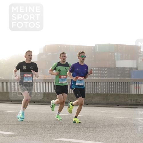 03.10.2026 - Köhlbrandbrückenlauf Michael Burmester http://msf.ph/oto/10769309 03.10.2026 09:10:09 Position 3 2131, 2026, 2106, 2111 meine-sportfotos.de