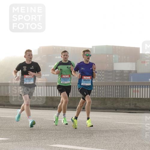 03.10.2026 - Köhlbrandbrückenlauf Michael Burmester http://msf.ph/oto/10769311 03.10.2026 09:10:10 Position 3 2131, 2026, 2106, 2043, 2111 meine-sportfotos.de
