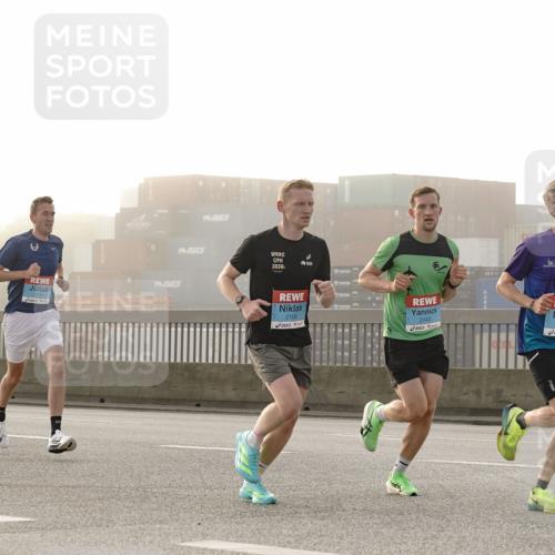 03.10.2026 - Köhlbrandbrückenlauf Michael Burmester http://msf.ph/oto/10769312 03.10.2026 09:10:10 Position 3 2026, 2106, 2043, 2111 meine-sportfotos.de