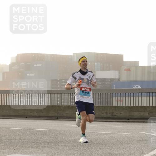 03.10.2026 - Köhlbrandbrückenlauf Michael Burmester http://msf.ph/oto/10769342 03.10.2026 09:10:34 Position 3 1324 meine-sportfotos.de