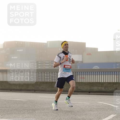 03.10.2026 - Köhlbrandbrückenlauf Michael Burmester http://msf.ph/oto/10769344 03.10.2026 09:10:34 Position 3 1324 meine-sportfotos.de