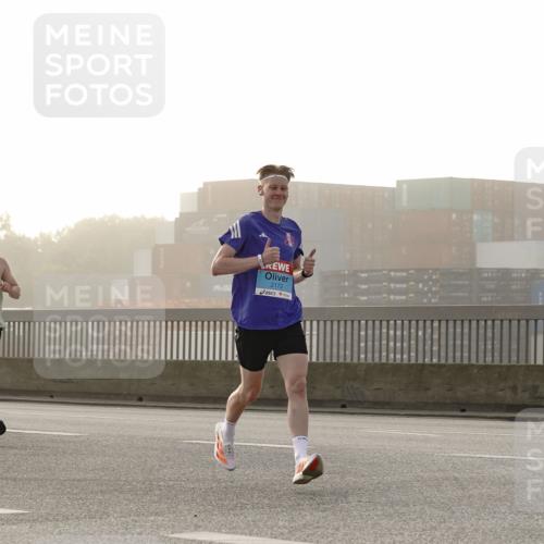 03.10.2026 - Köhlbrandbrückenlauf Michael Burmester http://msf.ph/oto/10769368 03.10.2026 09:10:49 Position 3 2172 meine-sportfotos.de