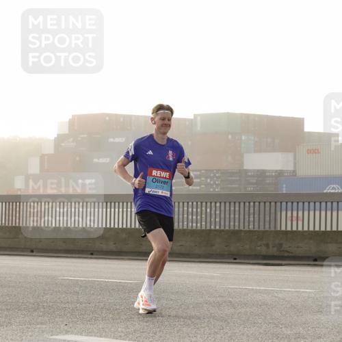 03.10.2026 - Köhlbrandbrückenlauf Michael Burmester http://msf.ph/oto/10769371 03.10.2026 09:10:49 Position 3 2172 meine-sportfotos.de