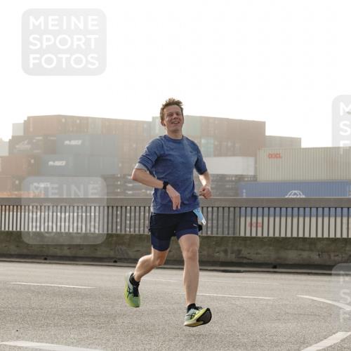 03.10.2026 - Köhlbrandbrückenlauf Michael Burmester http://msf.ph/oto/10769487 03.10.2026 09:11:38 Position 3  meine-sportfotos.de