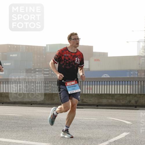 03.10.2026 - Köhlbrandbrückenlauf Michael Burmester http://msf.ph/oto/10769525 03.10.2026 09:11:48 Position 3 1607, 1097, 1702 meine-sportfotos.de