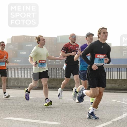 03.10.2026 - Köhlbrandbrückenlauf Michael Burmester http://msf.ph/oto/10769546 03.10.2026 09:11:55 Position 3 1972, 2166, 2153 meine-sportfotos.de