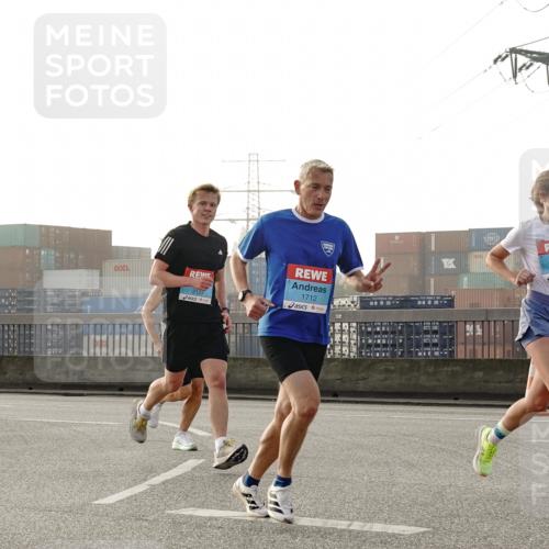 03.10.2026 - Köhlbrandbrückenlauf Michael Burmester http://msf.ph/oto/10769794 03.10.2026 09:12:36 Position 3 19, 2123, 1712, 2218 meine-sportfotos.de