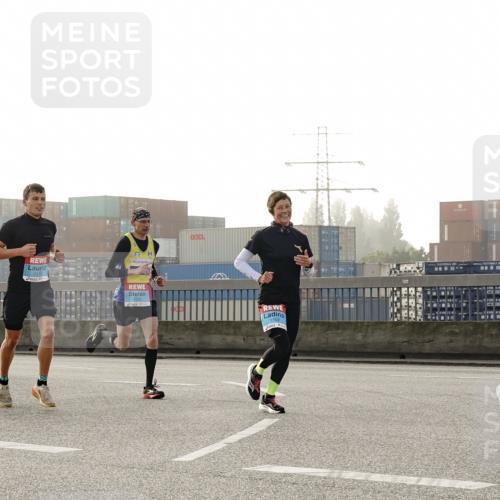 03.10.2026 - Köhlbrandbrückenlauf Michael Burmester http://msf.ph/oto/10769841 03.10.2026 09:12:43 Position 3 19, 1102, 1575 meine-sportfotos.de