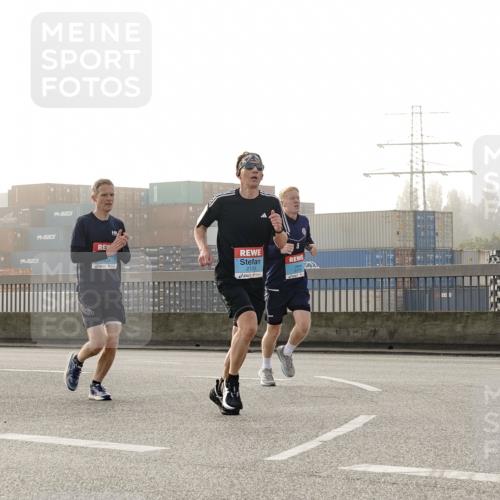 03.10.2026 - Köhlbrandbrückenlauf Michael Burmester http://msf.ph/oto/10769871 03.10.2026 09:12:48 Position 3 19, 19, 2133 meine-sportfotos.de