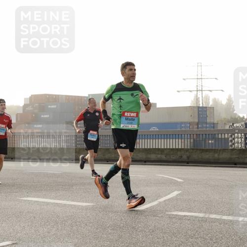 03.10.2026 - Köhlbrandbrückenlauf Michael Burmester http://msf.ph/oto/10769888 03.10.2026 09:12:51 Position 3 2048 meine-sportfotos.de
