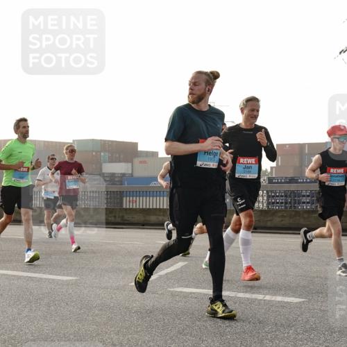 03.10.2026 - Köhlbrandbrückenlauf Michael Burmester http://msf.ph/oto/10769939 03.10.2026 09:12:58 Position 3 1973, 2188, 1114 meine-sportfotos.de