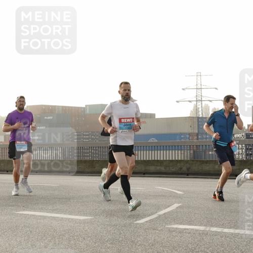 03.10.2026 - Köhlbrandbrückenlauf Michael Burmester http://msf.ph/oto/10769988 03.10.2026 09:13:04 Position 3 2190, 1361 meine-sportfotos.de