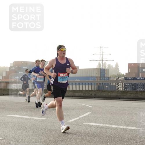 03.10.2026 - Köhlbrandbrückenlauf Michael Burmester http://msf.ph/oto/10770037 03.10.2026 09:13:11 Position 3 2154, 2216, 1854 meine-sportfotos.de