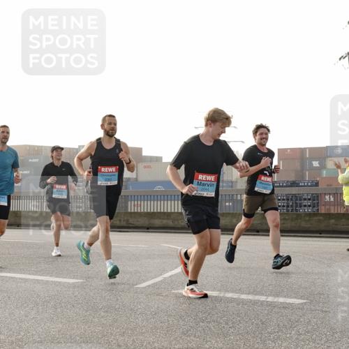 03.10.2026 - Köhlbrandbrückenlauf Michael Burmester http://msf.ph/oto/10770075 03.10.2026 09:13:17 Position 3 2365, 2044, 1421 meine-sportfotos.de