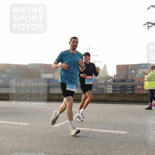 03.10.2026 - Köhlbrandbrückenlauf Michael Burmester http://msf.ph/oto/10770089 03.10.2026 09:13:18 Position 3 2347, 2110, 2365 meine-sportfotos.de