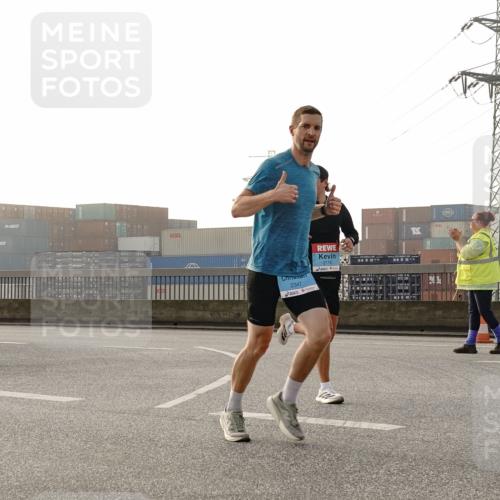 03.10.2026 - Köhlbrandbrückenlauf Michael Burmester http://msf.ph/oto/10770093 03.10.2026 09:13:18 Position 3 2347, 2110 meine-sportfotos.de