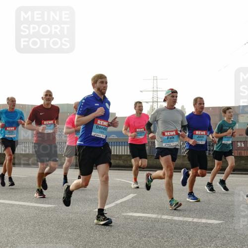 03.10.2026 - Köhlbrandbrückenlauf Michael Burmester http://msf.ph/oto/10770279 03.10.2026 09:13:46 Position 3 1829, 2182, 2138 meine-sportfotos.de