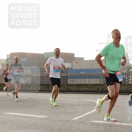 03.10.2026 - Köhlbrandbrückenlauf Michael Burmester http://msf.ph/oto/10770314 03.10.2026 09:13:51 Position 3 216, 2294 meine-sportfotos.de
