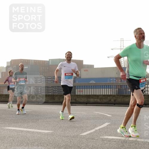03.10.2026 - Köhlbrandbrückenlauf Michael Burmester http://msf.ph/oto/10770316 03.10.2026 09:13:52 Position 3 2163, 2294 meine-sportfotos.de