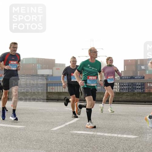 03.10.2026 - Köhlbrandbrückenlauf Michael Burmester http://msf.ph/oto/10770344 03.10.2026 09:13:54 Position 3 2243, 1054, 2222 meine-sportfotos.de