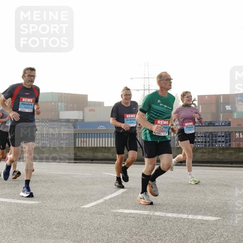 03.10.2026 - Köhlbrandbrückenlauf Michael Burmester http://msf.ph/oto/10770346 03.10.2026 09:13:54 Position 3 2243, 2344, 2222 meine-sportfotos.de