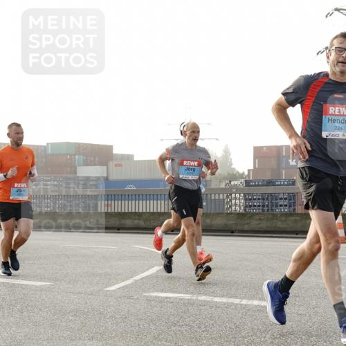 03.10.2026 - Köhlbrandbrückenlauf Michael Burmester http://msf.ph/oto/10770357 03.10.2026 09:13:56 Position 3 2395, 2215, 2243 meine-sportfotos.de