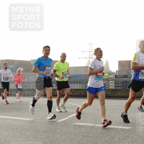 03.10.2026 - Köhlbrandbrückenlauf Michael Burmester http://msf.ph/oto/10770420 03.10.2026 09:14:03 Position 3 2144, 2143, 1953 meine-sportfotos.de