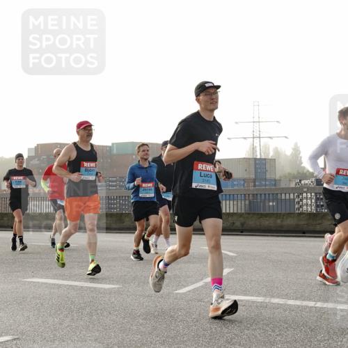 03.10.2026 - Köhlbrandbrückenlauf Michael Burmester http://msf.ph/oto/10770438 03.10.2026 09:14:05 Position 3 3185, 2367, 3861 meine-sportfotos.de