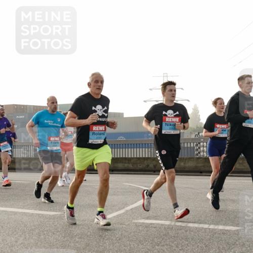 03.10.2026 - Köhlbrandbrückenlauf Michael Burmester http://msf.ph/oto/10770462 03.10.2026 09:14:10 Position 3 2055, 1, 2006, 2053 meine-sportfotos.de