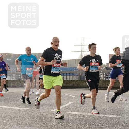 03.10.2026 - Köhlbrandbrückenlauf Michael Burmester http://msf.ph/oto/10770464 03.10.2026 09:14:10 Position 3 2006, 2055, 2053 meine-sportfotos.de