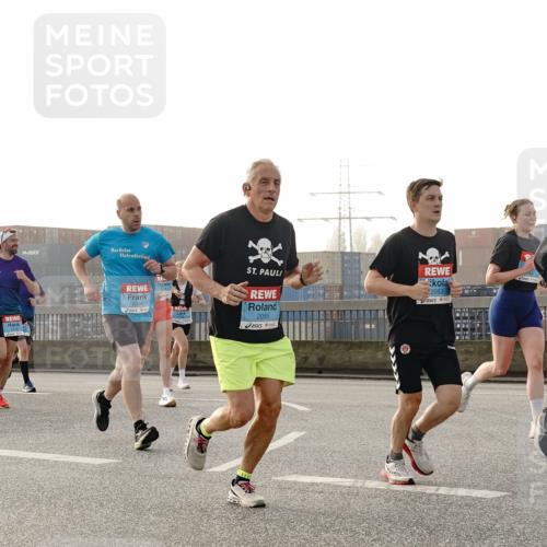 03.10.2026 - Köhlbrandbrückenlauf Michael Burmester http://msf.ph/oto/10770466 03.10.2026 09:14:10 Position 3 2055, 2053, 2244 meine-sportfotos.de
