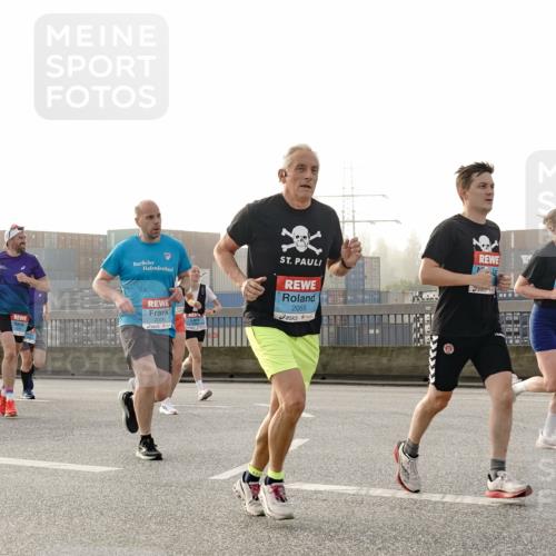 03.10.2026 - Köhlbrandbrückenlauf Michael Burmester http://msf.ph/oto/10770468 03.10.2026 09:14:10 Position 3 2006, 2055, 2244 meine-sportfotos.de