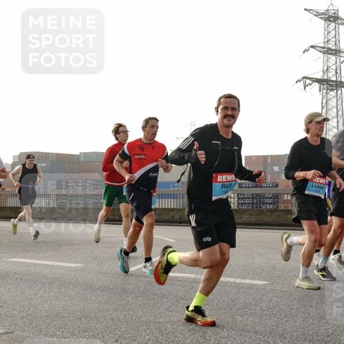 03.10.2026 - Köhlbrandbrückenlauf Michael Burmester http://msf.ph/oto/10770554 03.10.2026 09:14:20 Position 3 1609, 132, 1608, 00 meine-sportfotos.de