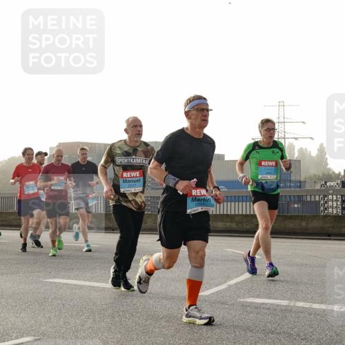 03.10.2026 - Köhlbrandbrückenlauf Michael Burmester http://msf.ph/oto/10770707 03.10.2026 09:14:46 Position 3 2217, 2201, 3900 meine-sportfotos.de