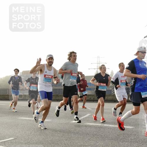 03.10.2026 - Köhlbrandbrückenlauf Michael Burmester http://msf.ph/oto/10770757 03.10.2026 09:14:52 Position 3 2400, 2274, 1834 meine-sportfotos.de