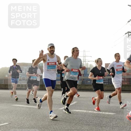 03.10.2026 - Köhlbrandbrückenlauf Michael Burmester http://msf.ph/oto/10770761 03.10.2026 09:14:53 Position 3 2400, 1476, 2274 meine-sportfotos.de