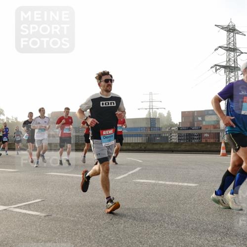 03.10.2026 - Köhlbrandbrückenlauf Michael Burmester http://msf.ph/oto/10770865 03.10.2026 09:15:07 Position 3 10, 2336, 1911 meine-sportfotos.de