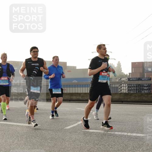 03.10.2026 - Köhlbrandbrückenlauf Michael Burmester http://msf.ph/oto/10770963 03.10.2026 09:15:24 Position 3 2257, 1418, 1770, 1424 meine-sportfotos.de