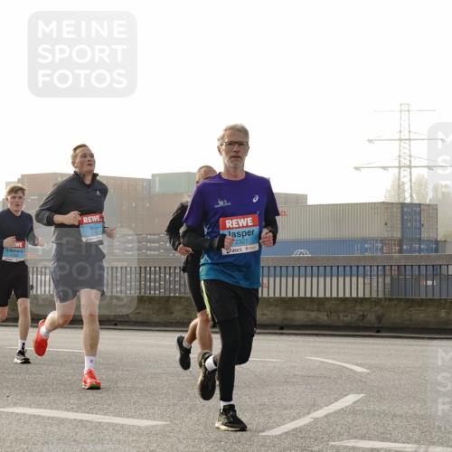 03.10.2026 - Köhlbrandbrückenlauf Michael Burmester http://msf.ph/oto/10771038 03.10.2026 09:15:37 Position 3 1666, 11755, 2321 meine-sportfotos.de