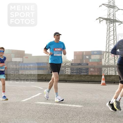 03.10.2026 - Köhlbrandbrückenlauf Michael Burmester http://msf.ph/oto/10771063 03.10.2026 09:15:40 Position 3 3821, 1666, 1755 meine-sportfotos.de