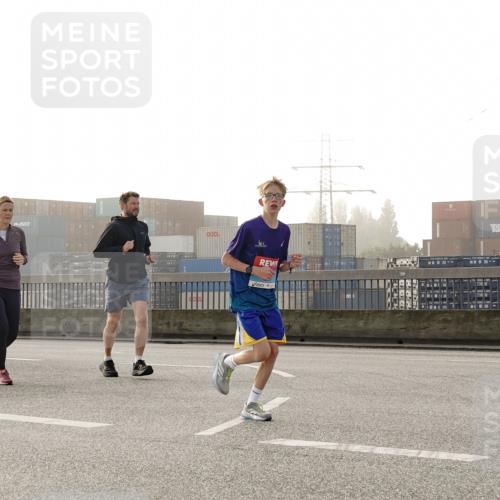 03.10.2026 - Köhlbrandbrückenlauf Michael Burmester http://msf.ph/oto/10771083 03.10.2026 09:15:42 Position 3  meine-sportfotos.de