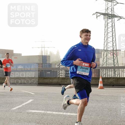 03.10.2026 - Köhlbrandbrückenlauf Michael Burmester http://msf.ph/oto/10771142 03.10.2026 09:15:53 Position 3 2401, 2532 meine-sportfotos.de