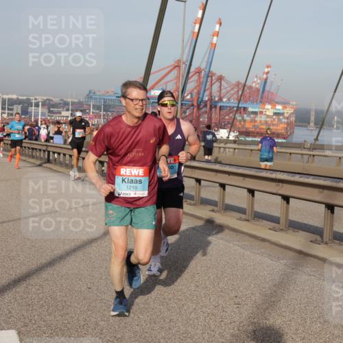 03.10.2026 - Köhlbrandbrückenlauf Yannick Fuchs http://msf.ph/oto/10773518 03.10.2026 09:36:30 Position 2 42, 195, 1216 meine-sportfotos.de