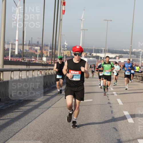 03.10.2026 - Köhlbrandbrückenlauf Yannick Fuchs http://msf.ph/oto/10773530 03.10.2026 09:36:32 Position 2 114 meine-sportfotos.de