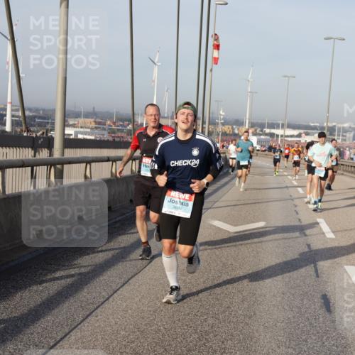 03.10.2026 - Köhlbrandbrückenlauf Yannick Fuchs http://msf.ph/oto/10773549 03.10.2026 09:36:37 Position 2 24, 3699, 1827 meine-sportfotos.de
