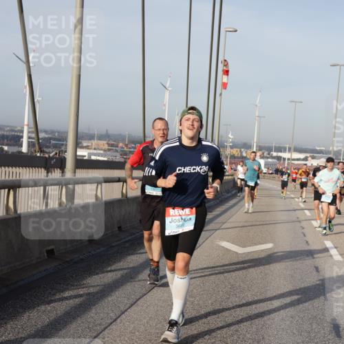 03.10.2026 - Köhlbrandbrückenlauf Yannick Fuchs http://msf.ph/oto/10773552 03.10.2026 09:36:37 Position 2 1327, 24, 3699 meine-sportfotos.de