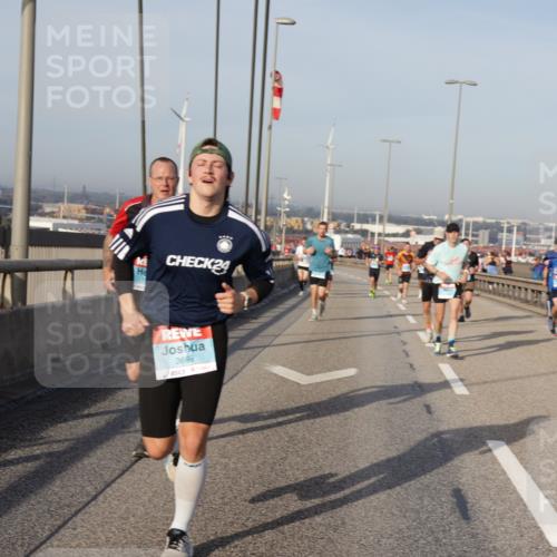 03.10.2026 - Köhlbrandbrückenlauf Yannick Fuchs http://msf.ph/oto/10773555 03.10.2026 09:36:38 Position 2 24, 3699, 1827 meine-sportfotos.de