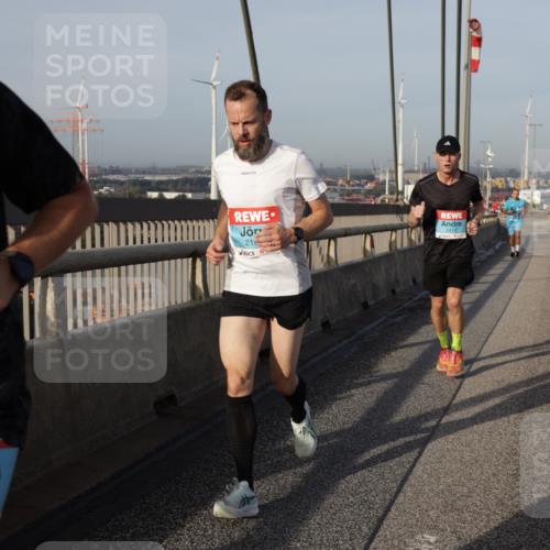 03.10.2026 - Köhlbrandbrückenlauf Yannick Fuchs http://msf.ph/oto/10773612 03.10.2026 09:36:45 Position 2 1465, 219, 2410 meine-sportfotos.de